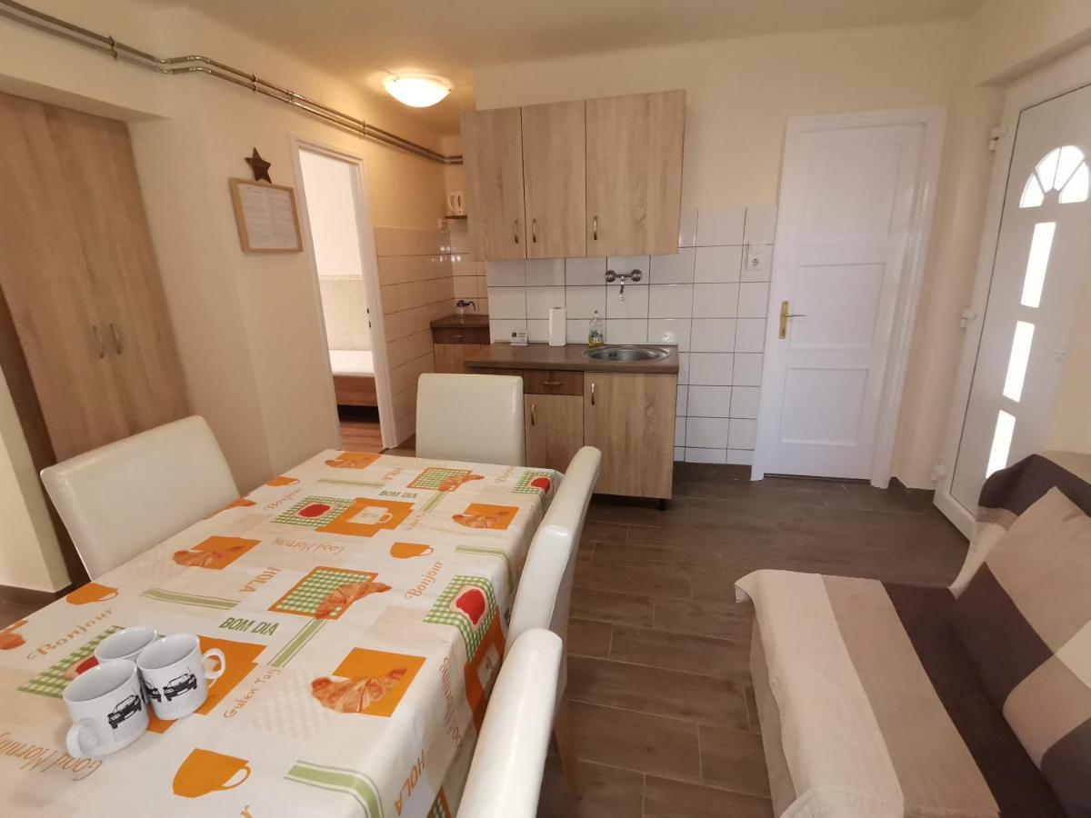 Gyoengyvirag Apartmanhaz ハイデゥソボスロー エクステリア 写真