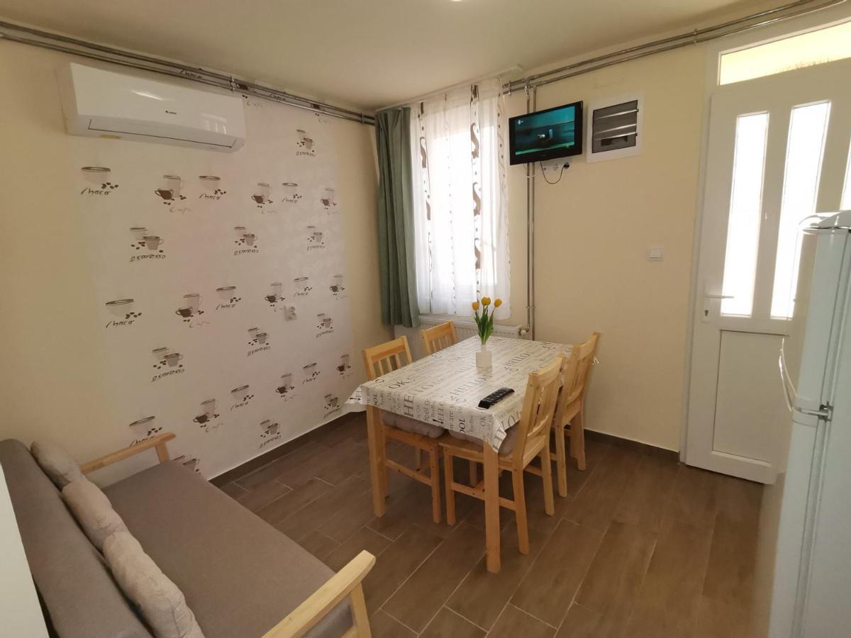 Gyoengyvirag Apartmanhaz ハイデゥソボスロー エクステリア 写真