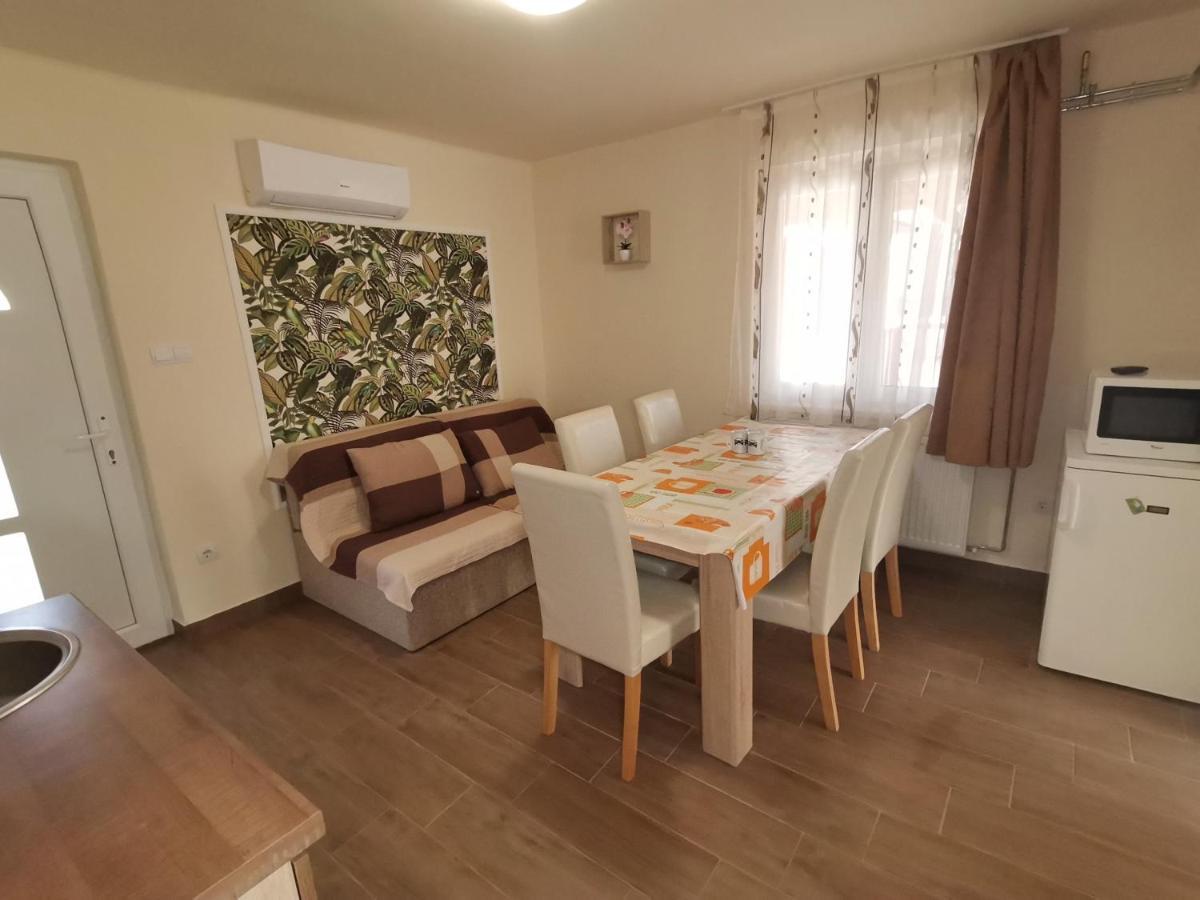 Gyoengyvirag Apartmanhaz ハイデゥソボスロー エクステリア 写真