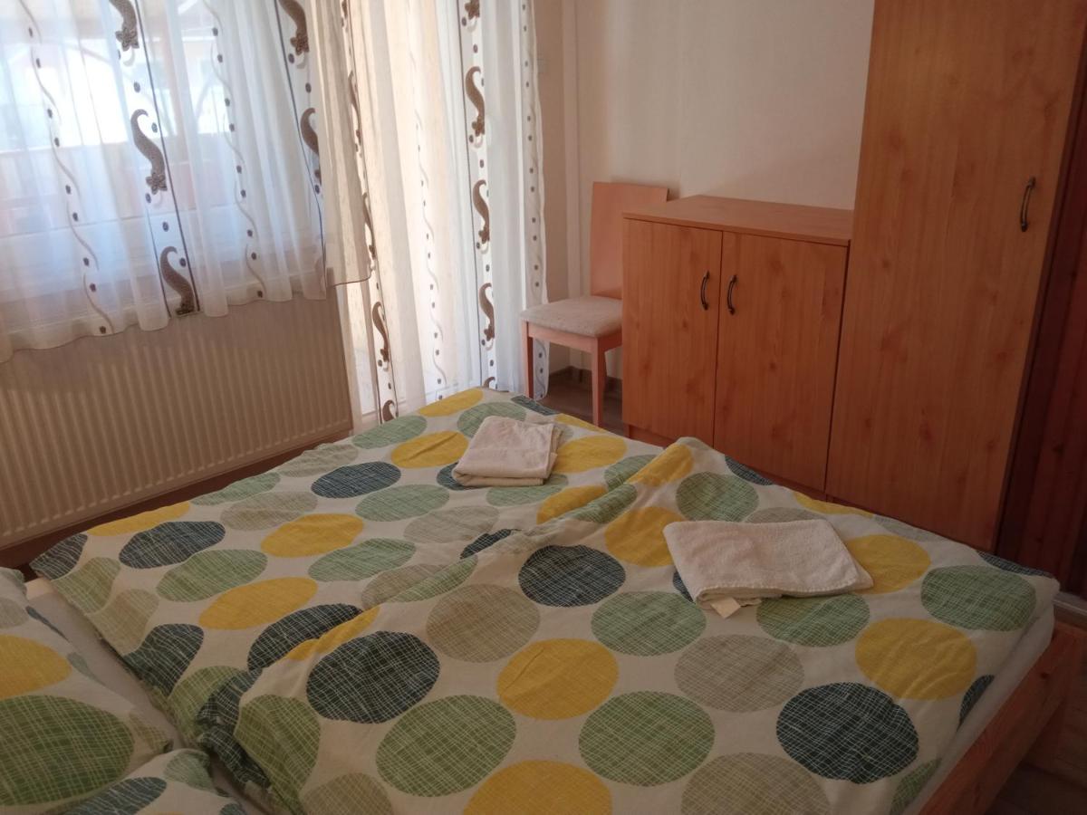 Gyoengyvirag Apartmanhaz ハイデゥソボスロー エクステリア 写真