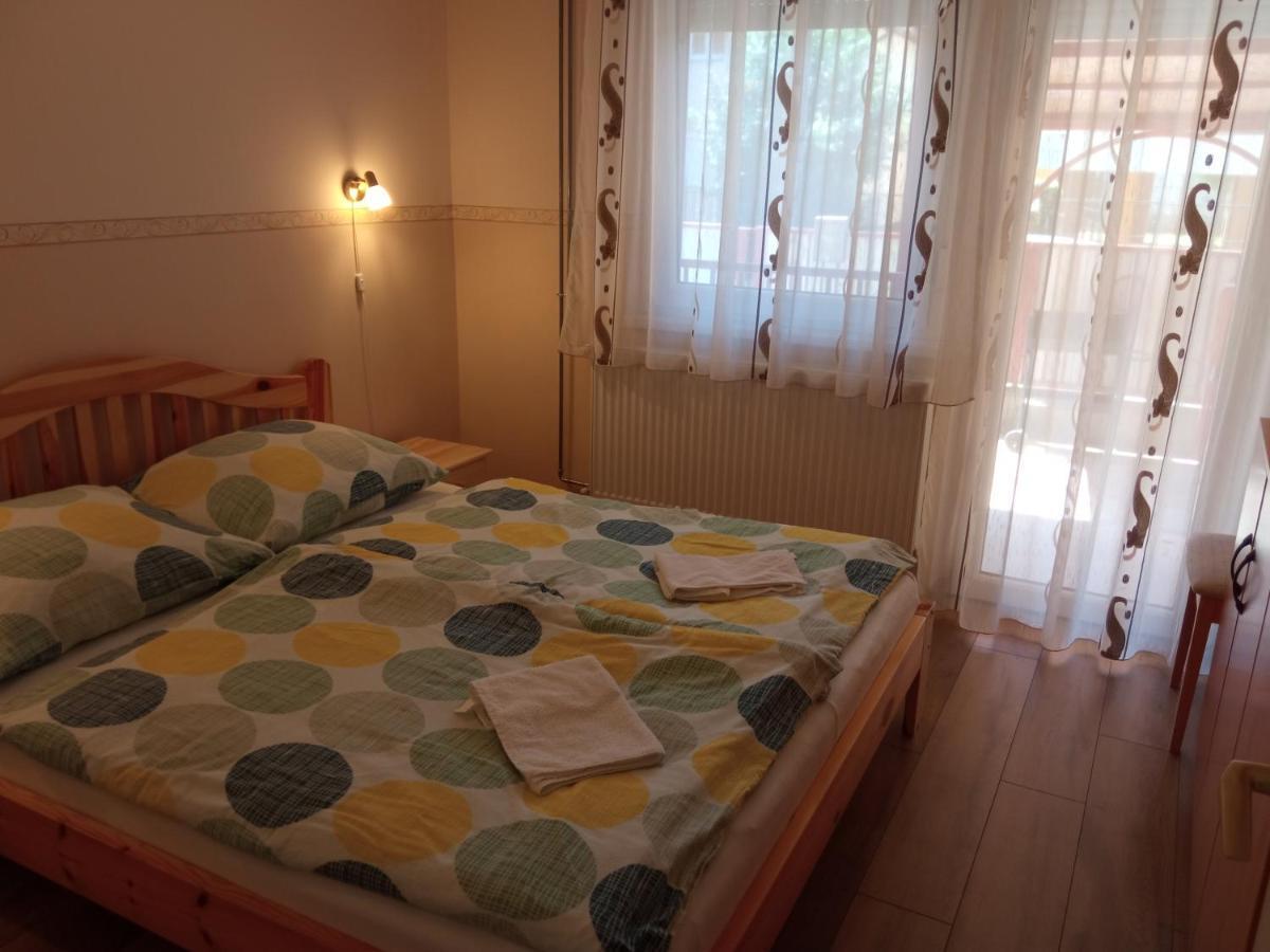 Gyoengyvirag Apartmanhaz ハイデゥソボスロー エクステリア 写真