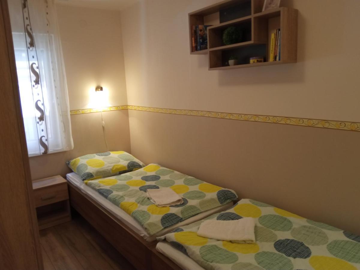 Gyoengyvirag Apartmanhaz ハイデゥソボスロー エクステリア 写真