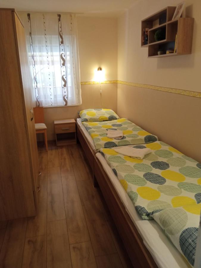 Gyoengyvirag Apartmanhaz ハイデゥソボスロー エクステリア 写真
